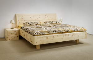 Abb: Hocheck– Doppelbett aus Zirbenholz mit elegant gewölbtem Kopfhaupt und optionalen Nachtkästchen - Original Steiner Zirbenbett