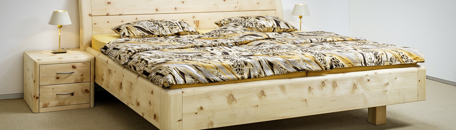 Abb: Hocheck– Doppelbett aus Zirbenholz mit elegant gewölbtem Kopfhaupt und optionalen Nachtkästchen - Original Steiner Zirbenbett