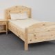 Einzelbett Breitenstein, Massivholzbett aus Zirbenholz, Kopfhaupt und Fußhaupt mit Segmentbogen, Eckpfosten gerundet, Abb. mit optionalen Nachtkästchen und optionalem ergonomischen ProNatura-Schlafsystem - Original Steiner Zirbenbett