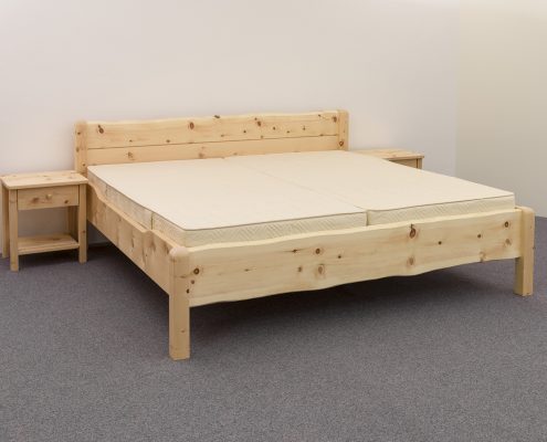 Abb.: Doppelbett Brünnstein, massives, klassisches Zirbenbett, naturnahe Ausführung mit unbesäumter Waldkante an Kopfhaupt und Fußwange - Original Steiner Zirbenbett