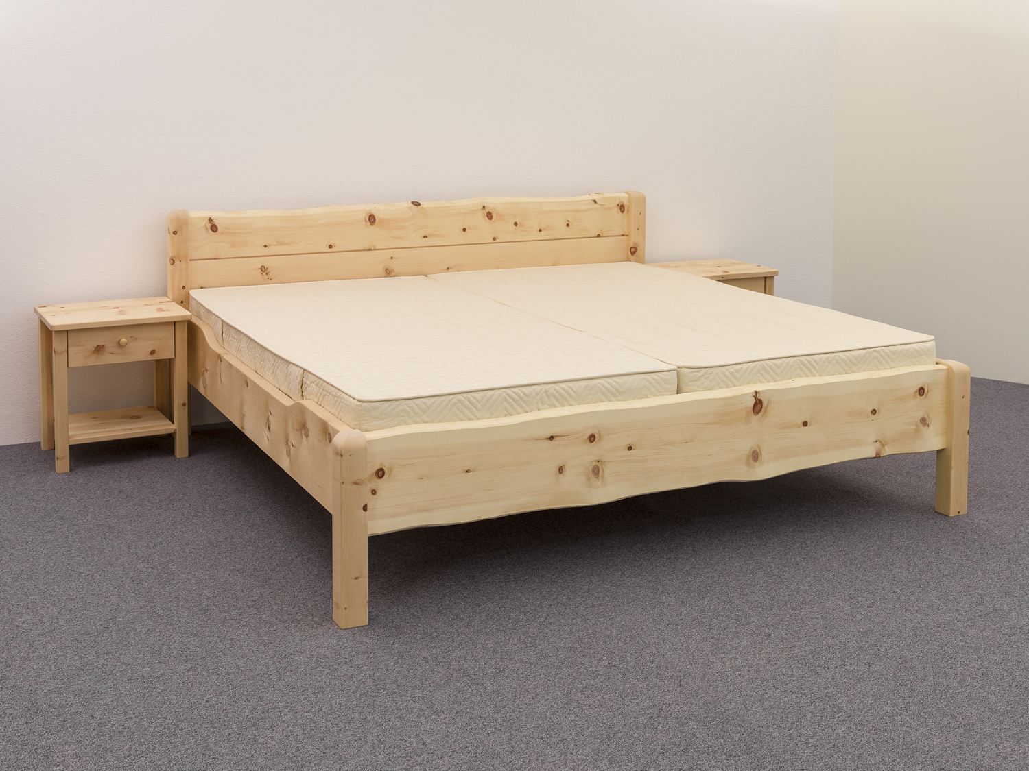 Abb.: Doppelbett Brünnstein, massives, klassisches Zirbenbett, naturnahe Ausführung mit unbesäumter Waldkante an Kopfhaupt und Fußwange - Original Steiner Zirbenbett