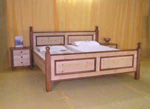 Doppelbett Heuberg mit Nachtkästchen, detailreich kombiniert mit Apfelbaumholz; Kopfhaupt und Fußwange mit abgeplatteten, gerahmten Füllungen, Aufsatzleisten und gedrechselte Eckpfosten aus Apfelbaum mit Kugelaufsatz - Original Steiner Zirbenbett