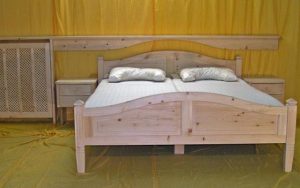 Doppelbett Hochplatte, geschweiftes Kopfhaupt und geschweifte Fußwange, zweiteilige Füllungen, verzierte Eckpfosten an Kopfhaupt und Fußwange mit pyramidenförmigem Zierkopf - Original Steiner Zirbenbett