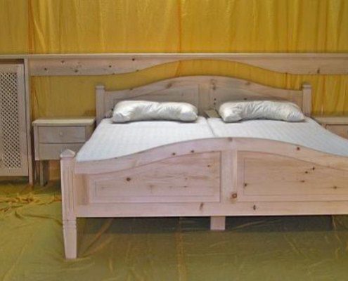 Doppelbett Hochplatte, geschweiftes Kopfhaupt und geschweifte Fußwange, zweiteilige Füllungen, verzierte Eckpfosten an Kopfhaupt und Fußwange mit pyramidenförmigem Zierkopf - Original Steiner Zirbenbett