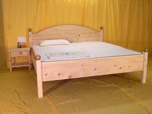 Doppelbett Hochstaufen, abgerundete Eckpfosten mit Kugeln aus Kirschbaum, Segmentbogen am Kopfhaupt, Abb. optional: Nachtkästchen und ProNatura-Schlafsystem - Original Steiner Zirbenbett