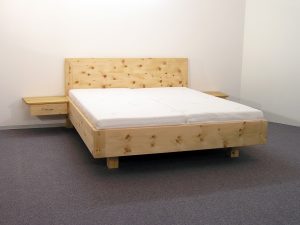 Abb.: Doppelbett Kranzhorn, Zirbenbett-Variante mit freischwebend angesetzten Nachttischen mit Schubladen, Fußbereich auf zurückgesetzten Bettfüßen - Original Steiner Zirbenbett