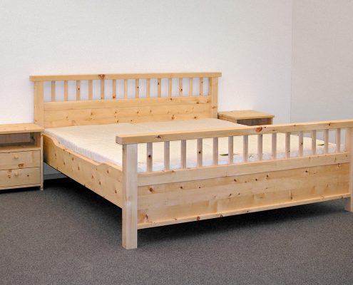 Doppelbett Sankt Margarethen, Kopfhaupt und Fußwange mit Sprossen, Tiefe Fußwange, Seitenwangen abgesenkt, Abb. optional: Nachtkästchen und biologisches ProNatura-Schlafsystem - Original Steiner Zirbenbett