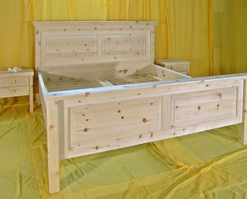 Doppelbett Schwarzenberg – traditionelles Zirbenbett, Variante mit Kopfhaupt in nomaler Höhe, Kopf- und Fußhaupt mit erhabenen Füllungen, der Aufsatz ist als Gesamtprofil gefertigt, Abb. mit optionalen Nachtkästchen und Zirbello Zirbenduftlamellen - Original Steiner Zirbenbett