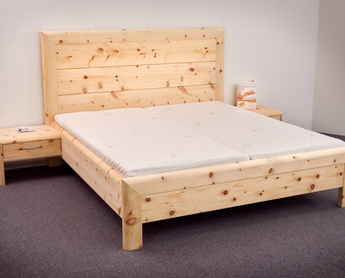 Doppelbett Hocheck mit extra hohem Kopfhaupt in Rahmenbauweise und optional angesetzten Nachtkästchen - Original Steiner Zirbenbett