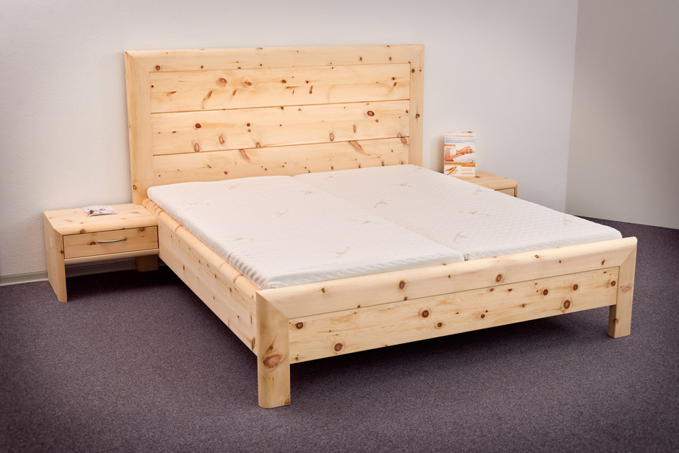 Doppelbett Hocheck mit extra hohem Kopfhaupt in Rahmenbauweise und optional angesetzten Nachtkästchen - Original Steiner Zirbenbett