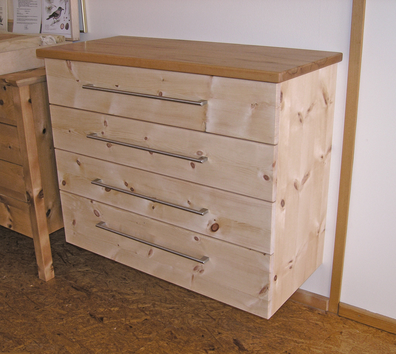 Bodenfrei an der Wand befestigte Zirbenholz-Kommode mit Auflageplatte aus Nußbaum, passend zum Original Steiner Zirbenbett, vier Schubladen, Fronten mit breiten Aluminium-Griffen