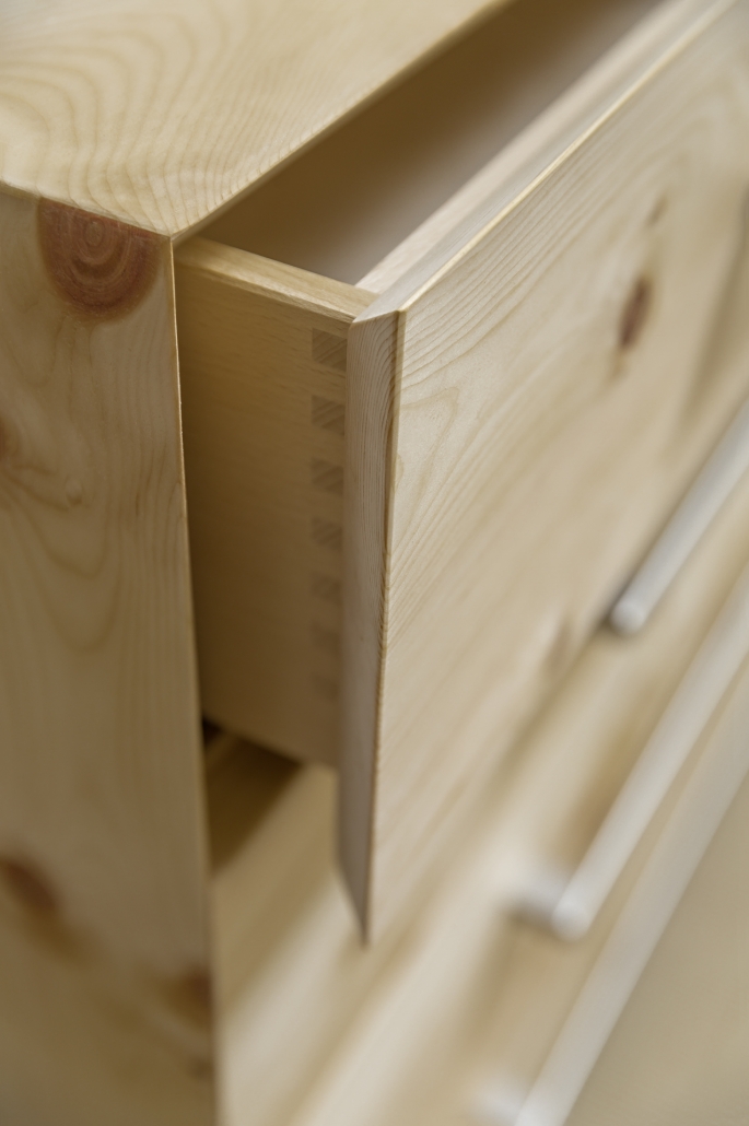 Geöffnete Schublade der eleganten Zirbenholz-Kommode zeigt exakte 45-Grad-Gehrung an Schubladenfront, sowie an den versteckten Deckplatte und Seitenplatte, Massivholz-Kommode passt gut zum Original Steiner Zirbenbett Spitzstein