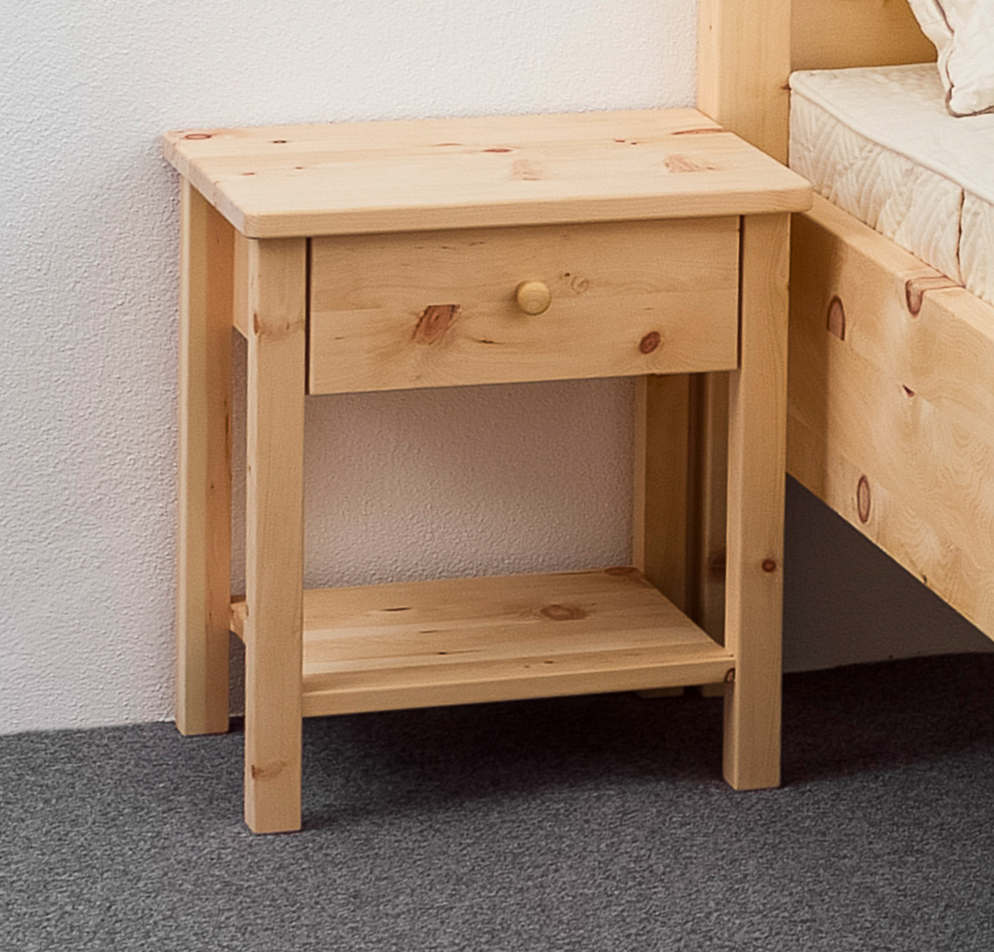 Zirbenbett-Nachttisch, Nachtkästchen NK 01.0 aus massivem Zirbenholz, Holzknauf aus Buche, fester Fachboden und 1 Schublade aus Buchenholz mit laufleichter Leistenführung - Original Steiner Zirbenbett