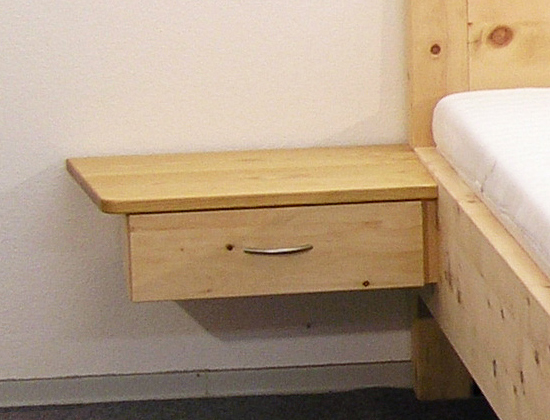 Zirbenholz-Nachtkästchen 07.0 mit Schublade und Nachttisch-Platte in Kirschbaum geölt; Beispiel für freischwebenden Anbau an Original Steiner Zirbenbett