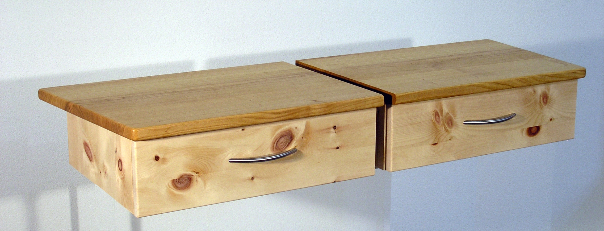 Zwei Zirbenholz-Nachtkästchen 07.0 mit Schublade und Nachttisch-Platte in Kirschbaum geölt; schwebende Version, vorbereitet für Anbau an Original Steiner Zirbenbett