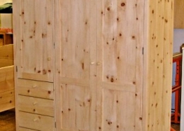 Dreitüriger Zirbenholz-Kleiderschrank 01.2 aus Tiroler Alpenzirbe, Türfronten mit abgeplatteten Füllungen, fünf Schubladen, Holzknaufe, kundenspezifische Innen-Ausstattung, passend zum Original Steiner Zirbenbett