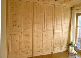 Zirbenholz-Kleiderschrank 02.0, Massivholz der hochwertigen Tiroler Alpenzirbe, Maßeinbau auf Deckenhöhe, sechs Türen und Schubladen, Türfronten mit erhabenen Füllungen, passend zu klassischen Original Steiner Zirbenbetten