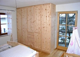 Zirbenholz-Kleiderschrank 02.3, massive Tiroler Alpenzirbe, Maßeinbau auf Deckenhöhe, fünf Türen mit Holzknaufen, Türfronten mit abgeplatteten Füllungen, mittig 4 Schubladen, passend zum Original Steiner Zirbenbett