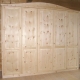 Zirbenholz-Kleiderschrank 3.0 mit geschweiftem Aufsatzgesims und Sockel, 5 grifflose Türen, optisch zweigeteilte Türfronten mit erhabenen Füllungen, passend zu klassischen Original Steiner Zirbenbetten