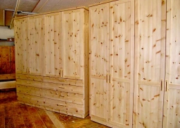 Zirbenholz-Kleiderschrank 04.0, in zwei Varianten, 1x mit 4 Türen und 8 Schubladen, 1x mit 4 Türen, Fronten mit Messinggriffen, passend zum Original Steiner Zirbenbett