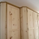 Zirbenholz-Kleiderschrank 05.1, 5-türig aus massiver Zirbe gefertigt, mit Aufsatzgesims und Zwischenlisenen in Eiche, dreigeteilten Rahmentüren mit glatten Füllungen, passen zu den Original Steiner Zirbenbetten Heuberg oder Breitenstein