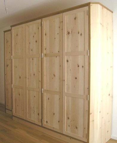 Zirbenholz-Kleiderschrank 05.1, 5-türig aus massiver Zirbe gefertigt, mit Aufsatzgesims und Zwischenlisenen in Eiche, dreigeteilten Rahmentüren mit glatten Füllungen, passen zu den Original Steiner Zirbenbetten Heuberg oder Breitenstein