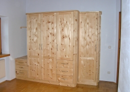 Zirbenholz-Kleiderschrank07.1, 5-teilig, 4 Türelemente und angebautes Schubladenelement, zurückgesetztes Türelement, geringere Tiefe, abgeschrägte Korpuskanten, Maßeinbau, passend zu Original Steiner Zirbenbetten