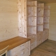 Zirbenholz-Regalwand 08.1, massive Zirbe, Unterteil als Kommode mit Schubladen und Türen, angebauter Schreibtisch, Deckplatte aus Eiche, passend für einen Arbeitsraum mit ruhiger Atmosphäre
