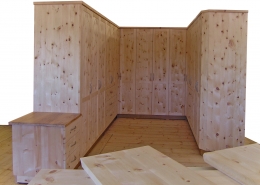 Zirbenholz-Kleiderschrank 09.7, maßgefertigter, sehr großer Schrank in U-Form mit angebautem Schubladenelement, 13 Türen, 9 Schubladen, Deckplatten und Sockel in Eiche, abgeschrägte Korpuskante, gefertigt aus massiver Alpenzirbe, passen zum Original Steiner Zirbenschlafzimmer