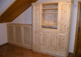 Zirbenholz-Kleiderschrank 10.5, Maßeinbau für Mansarden-Wohnraum, massive Zirbe, abgeschrägte Korpuskanten, Aufsatzgesims, offene Fächer, 4-Rahmentüren mit erhabenen Füllungen, 4 Schubladen, Holzknaufe, angebautes Kästchen, 3-türig mit Gitter-Füllungen