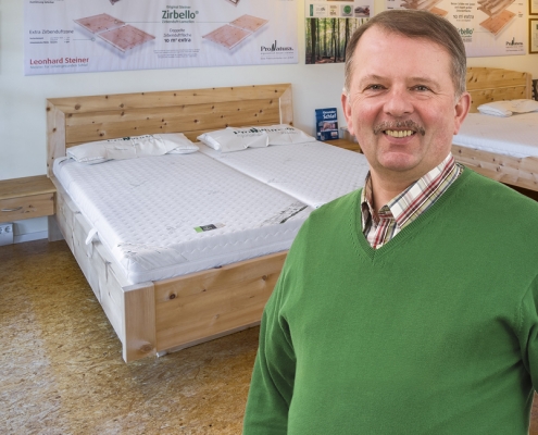 Schlafexperte Leonhard Steiner im Zirbenbett-Schlafstudio in Feldkirchen-Westerham