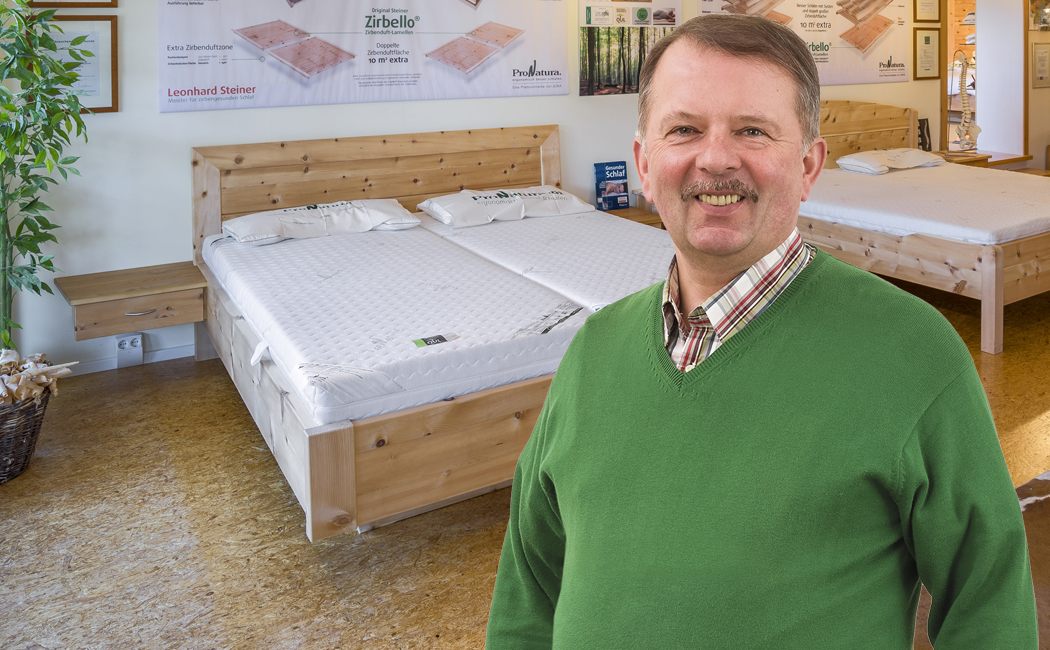 Schlafexperte Leonhard Steiner im Zirbenbett-Schlafstudio in Feldkirchen-Westerham