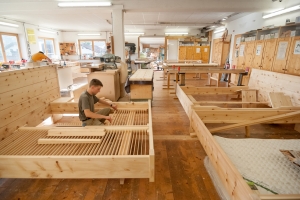 Innenansicht der Zirbenschreinerei und Schlafstudio von Leonhard Steiner in Feldkirchen-Westerham