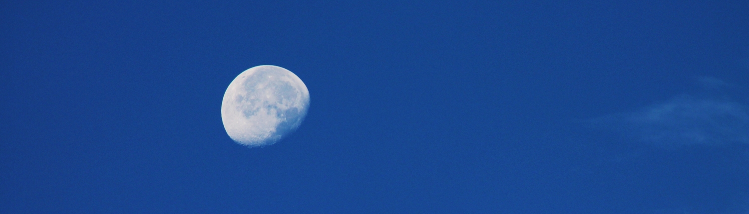 Abnehmender Mond am Morgenhimmel im Winter