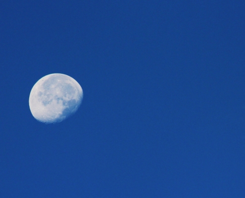 Abnehmender Mond am Morgenhimmel im Winter