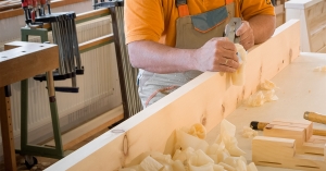 Perfektes Schreinerhandwerk am Hobel, Zirbenholz wird in der Zirbenschreinerei Steiner bearbeitet