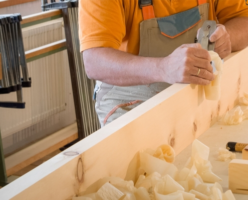 Perfektes Schreinerhandwerk am Hobel, Zirbenholz wird in der Zirbenschreinerei Steiner bearbeitet