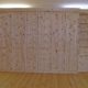 Zirbenholz-Schlafzimmer-Schrankwand 07.5 aus Massivholz der hochwertigen Tiroler Alpenzirbe. 5 Türen mit zweigeteilten, abgeflachten Füllungen. 3 Regalfächer und 3 Schubladen, Fronten mit Aluminiumknaufen, zimmerbreiter Maßeinbau mit Sockel und Sims auf Deckenhöhe