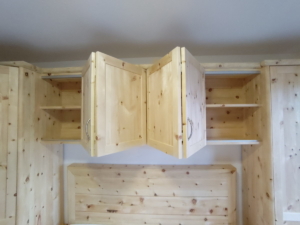Zirbenholzhängeschrank