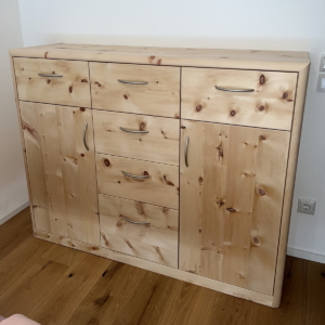 Die Kommode ist ein Modell Hocheck mit extra starkem Korpus 40mm, Korpuskanten passend zum Original Steiner Zirbenbett sowie dem Schrank stark gerundet.