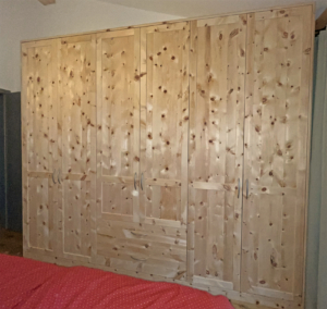 Modell Hocheck in 6-türiger Ausführung. Die Korpuskanten sind stark gerundet, im Schrank wurden mittig 2 breite Schubläden integriert. Anzahl der Schubläden und deren Platzierung im Schrank sind frei wählbar.